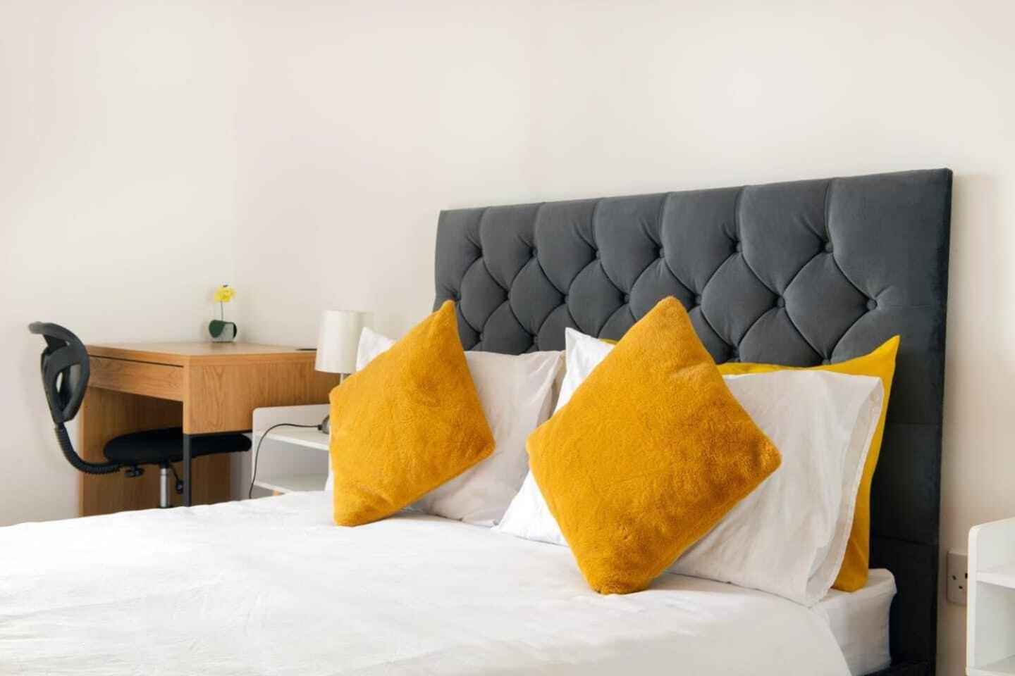 Grand , 2 Double Bedroom With Free Parking ,