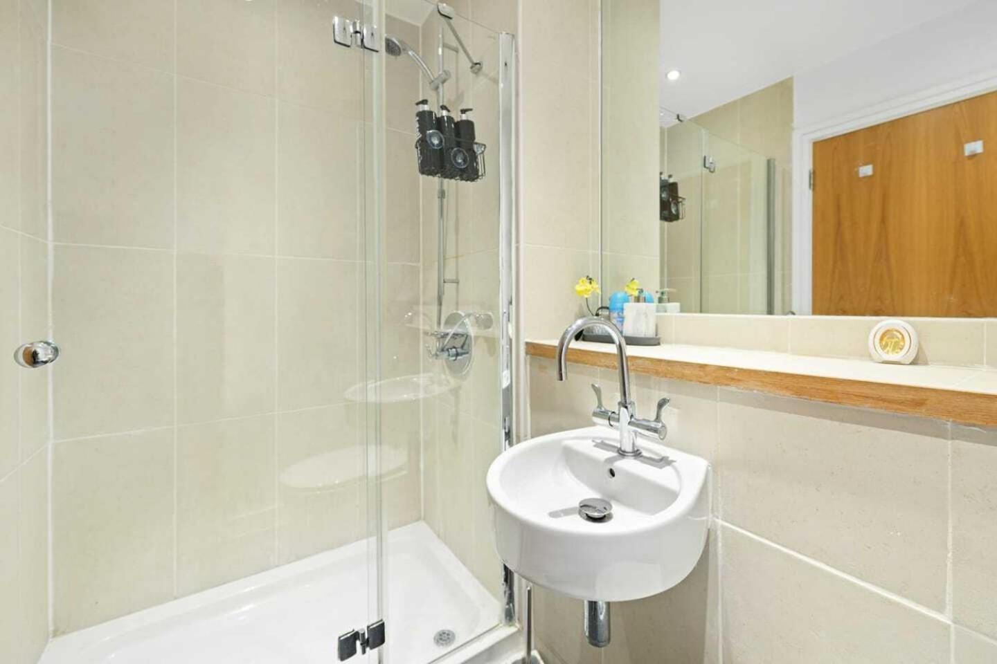Apartment Grand , 2 Double Bedroom With Free Parking , *