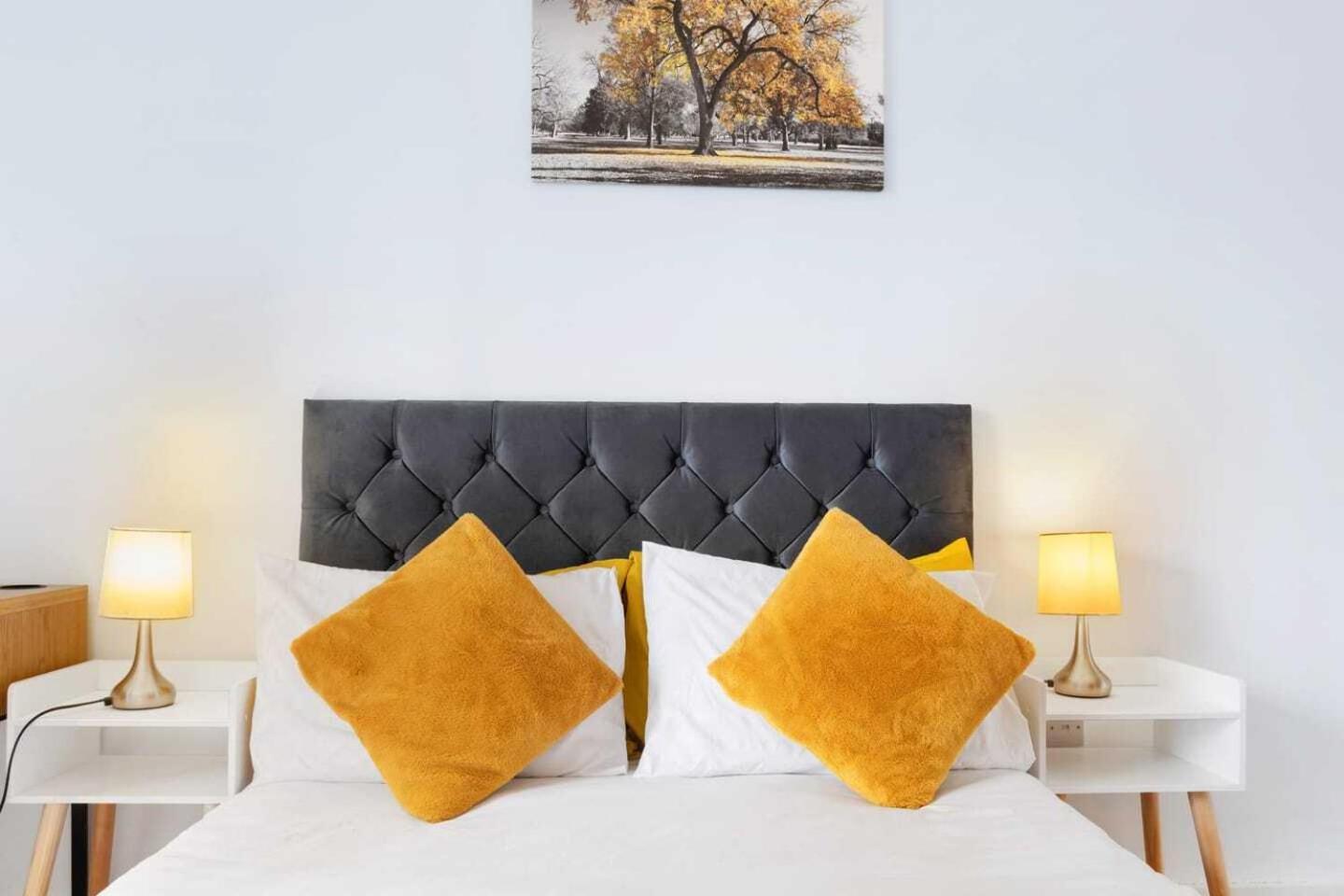 Grand , 2 Double Bedroom With Free Parking , *
